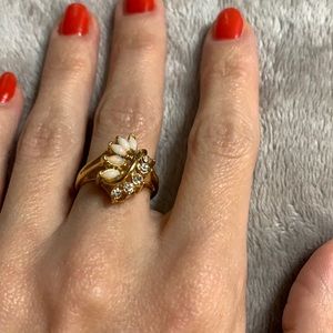 Uncas brand costume jewelry vintage ring size 7 gold opal